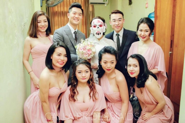 Cô dâu chú rể bên cạnh dàn phù dâu (Ảnh: FBNV)