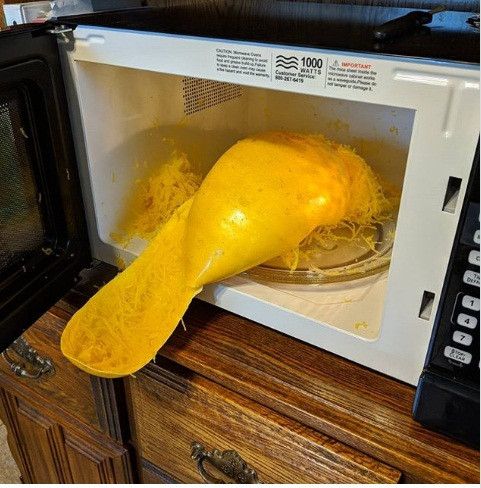 Đây là một thảm họa nấu ăn khi đặt hộp spaghetti vào lò vi sóng quay.