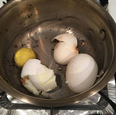 Khi bạn luộc trứng mà quên đổ thêm nước.