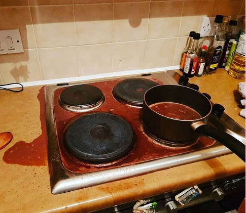 Đây là hậu quả của việc vừa nấu nướng vừa làm việc khác.