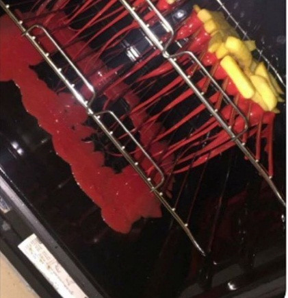 Nghĩ tới việc cọ sạch chiếc lò nướng này thôi đã đủ mệt rồi.