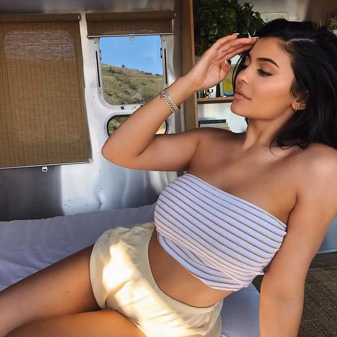 “Migraine pose” đã tạo ra hiệu ứng bất ngờ khi được rất nhiều người hưởng ứng trên mạng.