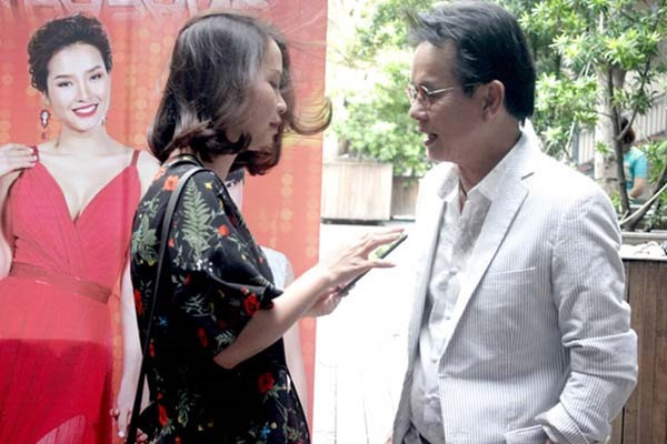 Nhạc sĩ Đức Huy quen vợ khi cả hai kết hợp trong công việc. Cô chính là trợ lý đắc lực của ông.