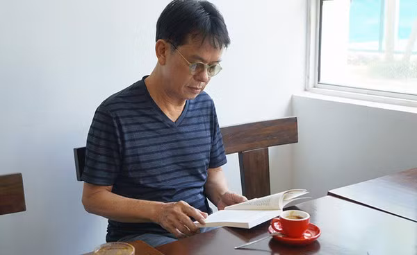 Nhạc sĩ Đức Huy, người nổi tiếng với những bản tình ca trẻ trung và nhẹ nhàng.