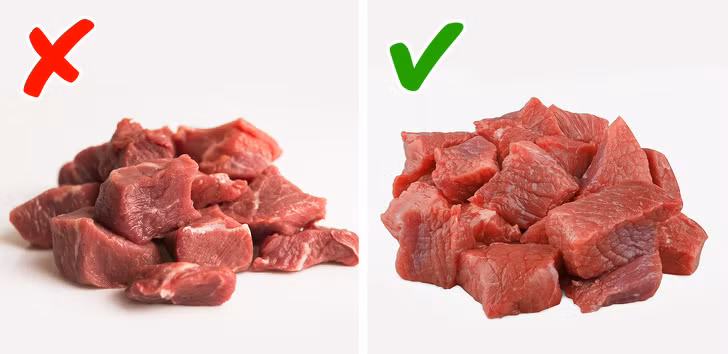 Thái các miếng thịt nướng kích cỡ đều nhau: Điều này sẽ giúp xiên thịt chín đều. Nếu thái miếng to miếng nhỏ thì sẽ khiến thịt quá khô hoặc chưa chín đều.