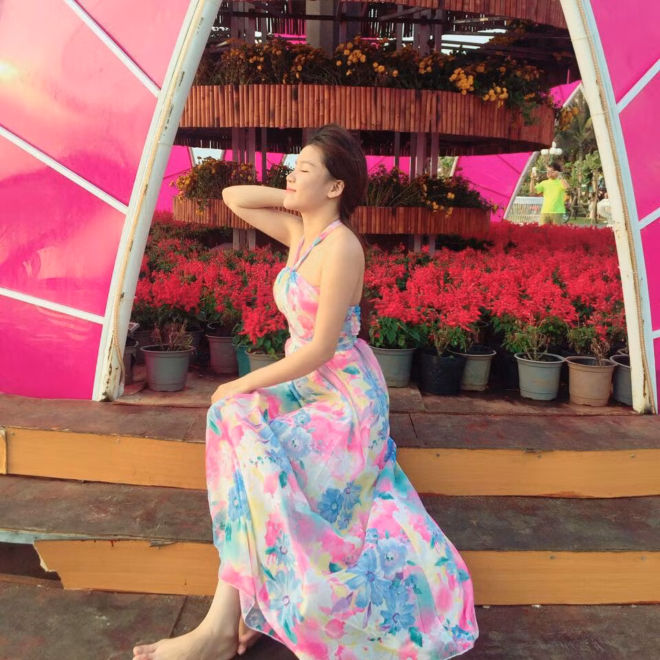 Khi đi du lịch, cô nàng chọn chiếc váy maxi hoa nổi bật.