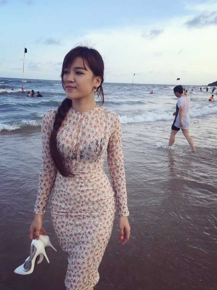 Mọi bức ảnh trên trang cá nhân của Yến Xuân, chàng thủ môn Đặng Văn Lâm ( Lâm Tây) đều lặng lẽ ấn like (thích). Bên cạnh đó, tấm hình chụp trên thuyền kayak của cô nàng hoàn toàn trùng với góc chụp, thời gian đăng, cũng như địa điểm với nam cầu thủ CLB Hải Phòng.