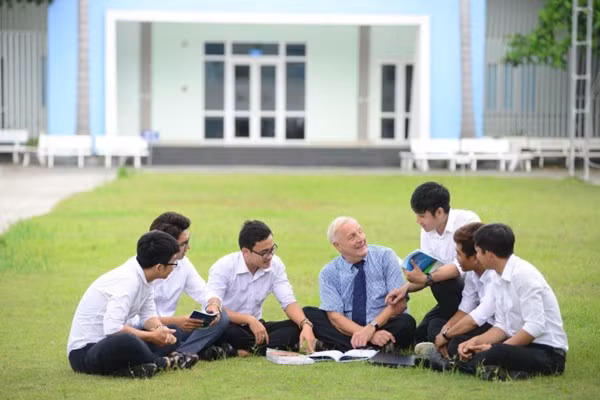 Học ngành gì để ra trường dễ xin việc là mối bận tâm chung của phụ huynh và học sinh - Ảnh: Đại học Văn Hiến.