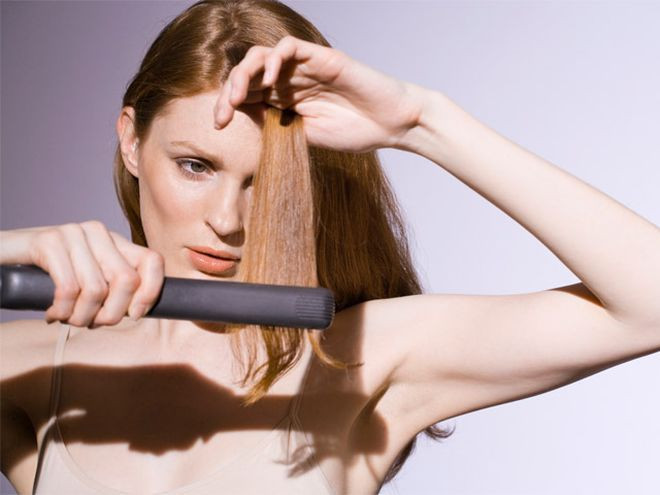 Chúng ta nên cố gắng tránh sử dụng các dụng cụ làm nóng tóc vì hơi nóng sẽ thoát ra khỏi tóc và khiến mái tóc của bạn trông khô và giòn.