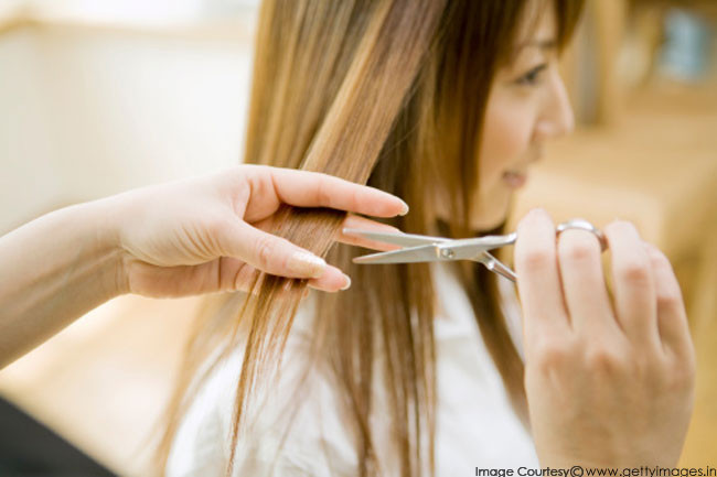 Cắt tóc và tỉa tóc thường xuyên giúp mái tóc đỡ bị xơ rối và chẻ ngọn hơn.