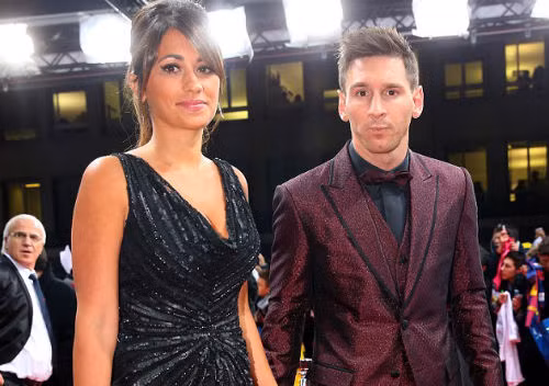 Đến năm 2015, tiền đạo Barca đã diện một bộ vest màu mận chín nhận được nhiều ngợi khen bởi nó khiến anh rất nổi bật và trẻ trung trên sân khấu.