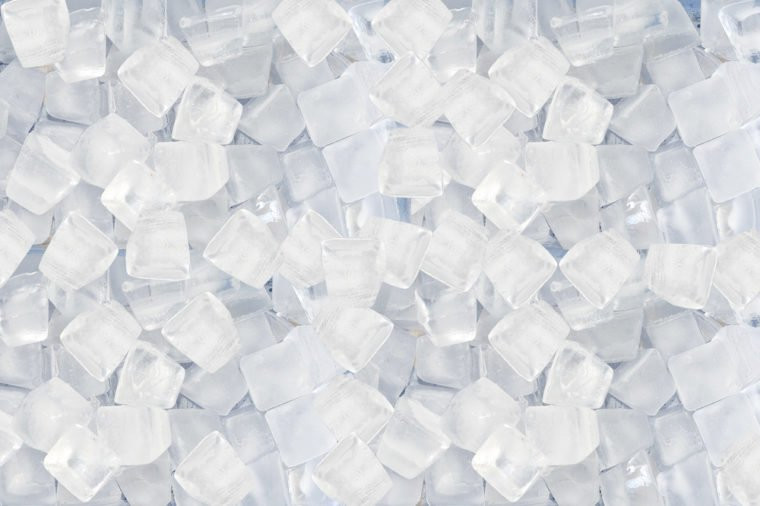 Các loại đá viên khi chạy qua máy ép trái cây có thể gây ra một số thiệt hại nghiêm trọng cho máy. Ảnh: RD.