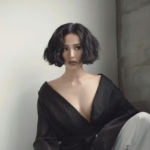 Trang điểm nhiều khiến cô không tránh khỏi những lúc mặt nổi mụn.