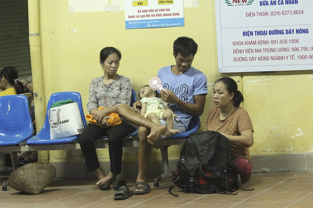 Lua rung ruc sat benh vien Nhi, me nem binh sua om con thao chay-Hinh-5