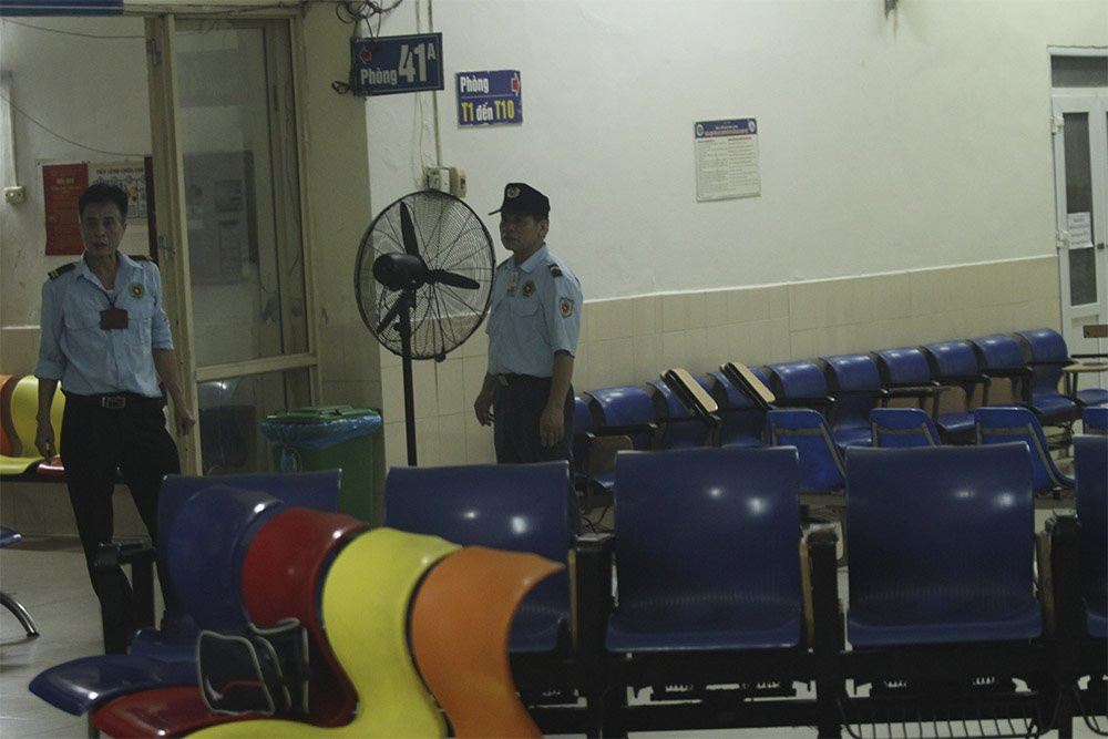 Lua rung ruc sat benh vien Nhi, me nem binh sua om con thao chay-Hinh-6