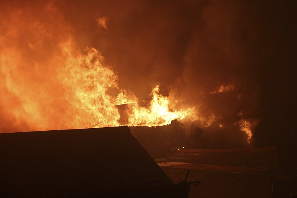 Lua rung ruc sat benh vien Nhi, me nem binh sua om con thao chay