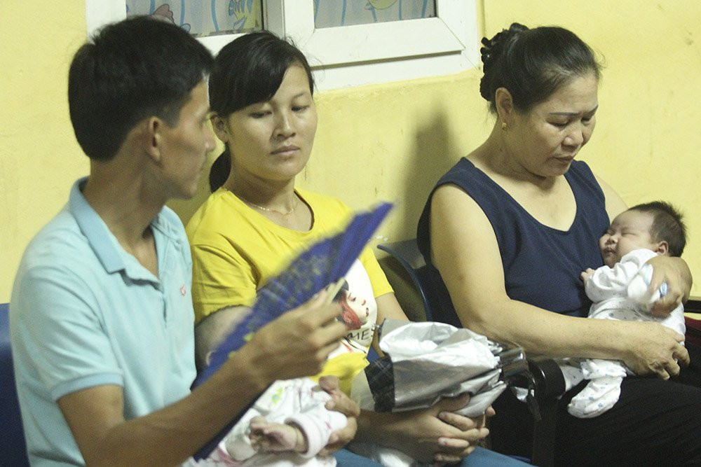 Lua rung ruc sat benh vien Nhi, me nem binh sua om con thao chay-Hinh-4