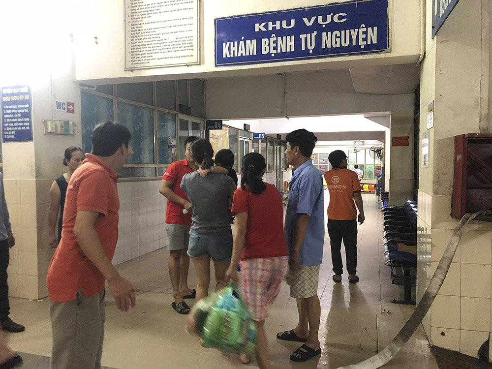 Lua rung ruc sat benh vien Nhi, me nem binh sua om con thao chay-Hinh-2