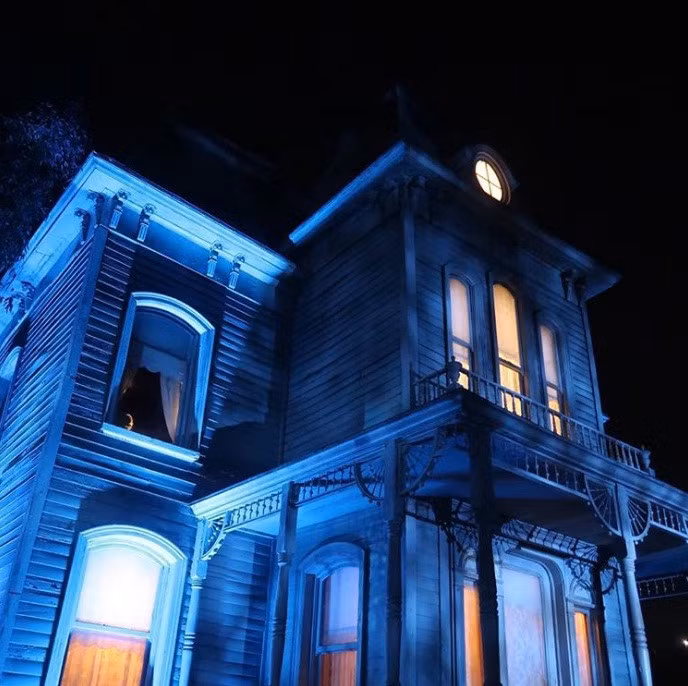 Phim trường Universal Hollywood: Đến Mỹ du lịch, các bạn đừng bỏ qua việc tham quan những phòng thu hậu trường, căn nhà nổi tiếng xung quanh một trong những phim trường lớn nhất thế giới. Đến đây du khách sẽ khám phá được mọi bí mật của nền điện ảnh Hollywood.