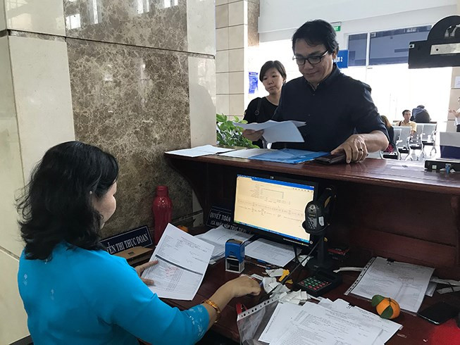 Cả người dân lẫn cán bộ thuế đều khổ vì thủ tục còn rườm rà, nhiêu khê. Ảnh: QH.