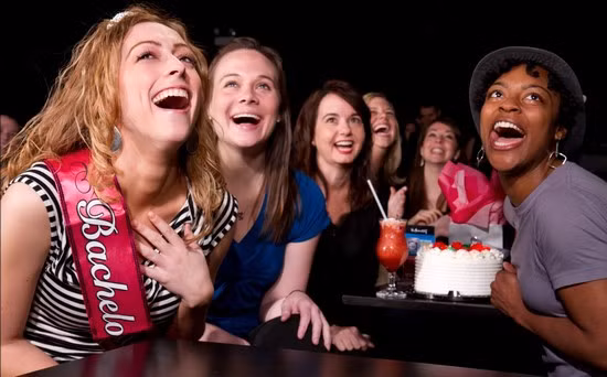 Tiếng cười có tính lan truyền. Vì vậy, nếu bạn mang nhiều tiếng cười hơn vào cuộc sống, bạn có thể giúp người khác xung quanh bạn cười nhiều hơn. Bạn càng cười nhiều với người khác, bạn càng có thêm nhiều năng lượng và cảm xúc tích cực.