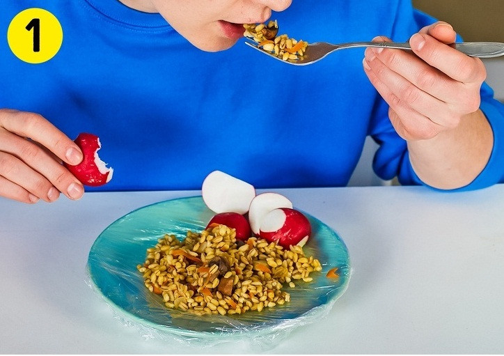 Bạn có thể tận dụng màng bọc thực phẩm bọc bát đĩa trước khi đựng thức ăn để tránh phải rửa bát sau đó.