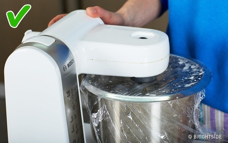 Để tránh trộn thức ăn bắn tung tóe ra bếp, bạn có thể bọc miệng bát thực phẩm bằng màng bọc.