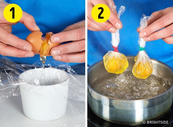Muốn luộc trứng nhanh hơn, bạn có thể đổ trứng vào màng bọc nilon rồi buộc nó lại cho vào nồi nước sôi luộc. Chỉ vài phút là bạn đã có món trứng luộc.