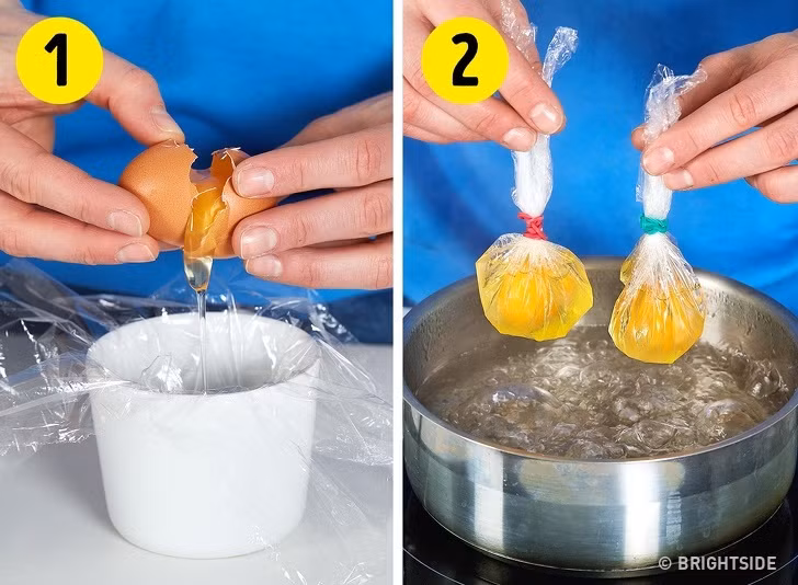 Muốn luộc trứng nhanh hơn, bạn có thể đổ trứng vào màng bọc nilon rồi buộc nó lại cho vào nồi nước sôi luộc. Chỉ vài phút là bạn đã có món trứng luộc.
