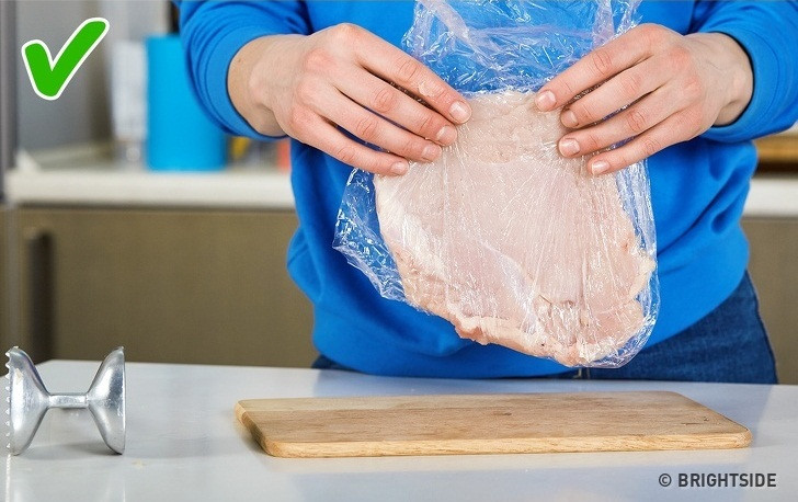 Trước khi giã thịt mềm, hãy gói nó bằng vài lớp màng bọc nilon. Bằng cách này, miếng thịt sẽ không bị nát và thớt sẽ vẫn sạch sẽ.
