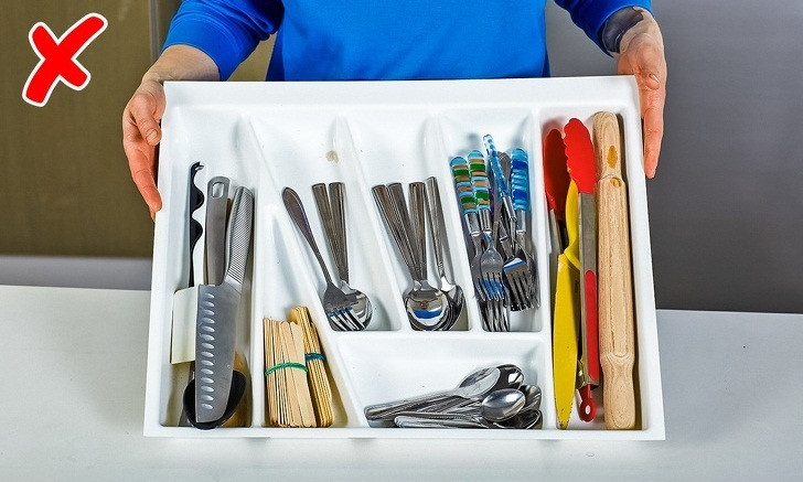 Khi cần di chuyển nhiều đồ vật trong khay mà muốn chúng giữ nguyên vị trí thì bạn hãy dùng màng bọc cố định chúng.