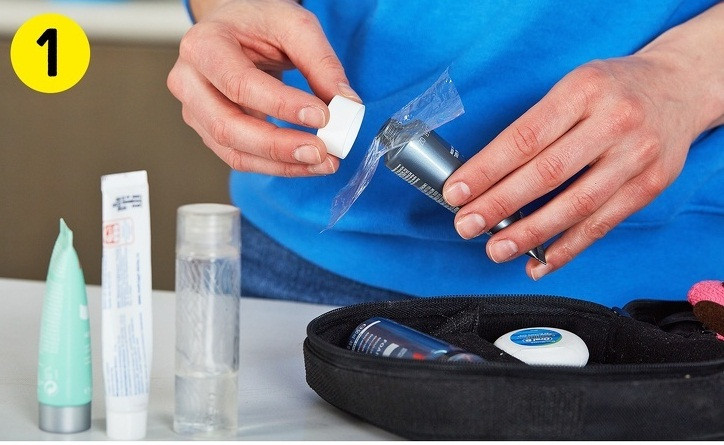 Nếu bạn muốn mang theo các sản phẩm mỹ phẩm lỏng trong chuyến đi, hãy che miệng chúng bằng màng bọc trước khi đóng nắp. Điều này sẽ giúp chất lỏng bên trong không bị rò rỉ.