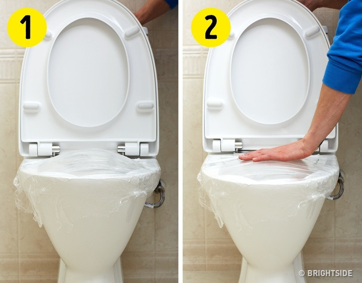Ngoài ra, bạn có thể thông bồn cầu bị tắc bằng cách dùng màng bọc phủ kín bề mặt bệ cầu rồi cố định các cạnh bằng băng dính. Sau đó nhấn nút xả nước khiến màng bọc căng phồng lên. Khi đó hãy dùng tay nén màng bọc xuống để đẩy áp lực nước xuống mạnh hơn và cuốn trôi những thứ đang tắc nghẽn bên trong. Ảnh: BS.