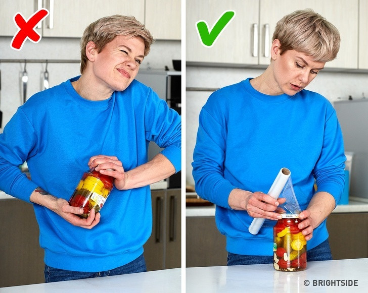 Nếu nắp đậy bình hoặc lọ quá khít, bạn hãy bọc nó bằng màng bọc thực phẩm. Điều này sẽ giúp bạn mở bình dễ dàng hơn nhiều.