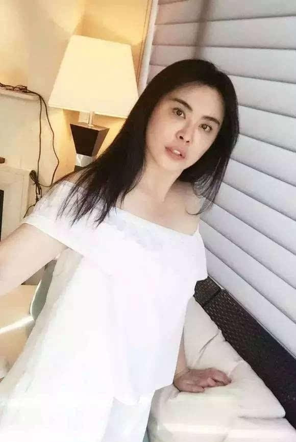 Người đẹp vẫn lẻ bóng ở tuổi 51.