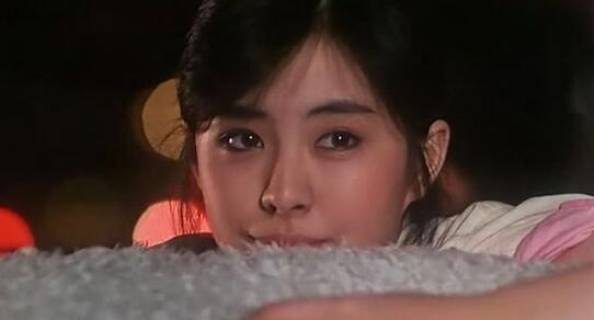 Bất ngờ năm 1998, Vương Tổ Hiền tuyên bố giải nghệ. Người ta chỉ còn thấy cái tên Vương Tổ Hiền trong phim điện ảnh Peony Pavillion vào năm 2001 trước khi cô biến mất hoàn toàn khỏi làng giải trí và di dân sang Canada.