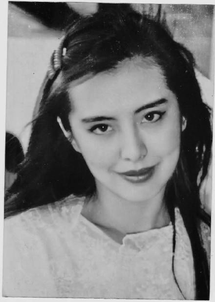 Năm 2004, Vương Tổ Hiền trở về Hong Kong tham gia bộ phim Câu chuyện Thượng Hải. Tuy nhiên sự ra đi đột ngột của người bạn thân Trương Quốc Vinh khiến cô không thể chịu đựng nổi. Cú shock lớn khiến cô quyết định chính thức giải nghệ.