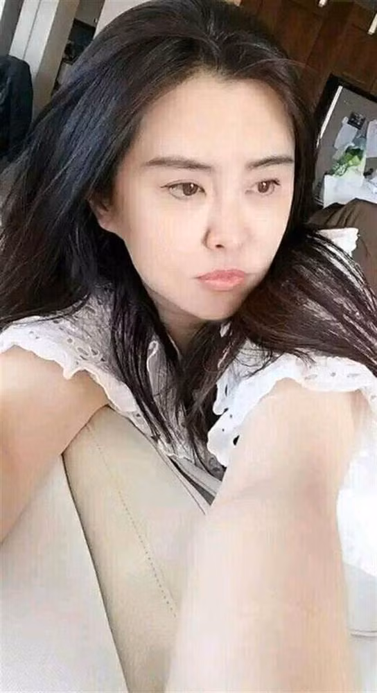 Mới đây, Vương Tổ Hiền đã chia sẻ hình ảnh mới nhất của cô lên mạng xã hội. Bước qua tuổi 51, nhan sắc của đại mỹ nhân một thời vẫn khiến bao người trầm trồ, khen ngợi. Hình ảnh mới nhất của Vương Tổ Hiền ở tuổi 51.