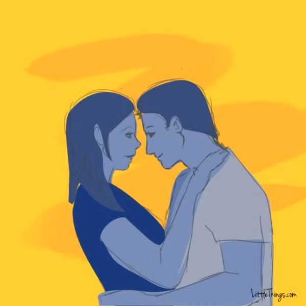  9. Chàng ôm bạn nhẹ nhàng, mắt nhìn thẳng nhau Chính xác thì đây là một cái ôm thể hiện sự kết nối về tâm hồn, thể hiện một tình yêu sâu sắc. Trong mối quan hệ này, bạn có thể nhìn thấy tất cả con đường dẫn đến nơi sâu thẳm trái tim người kia. Sự kết nối của hai bạn là mạnh mẽ và bền vững.