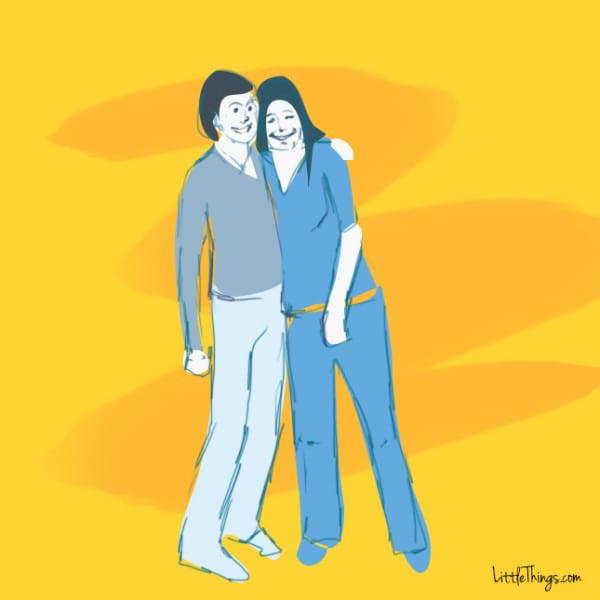  5. Ôm qua vai bạn bằng một tay Nấu chàng thường xuyên đặt một tay ngang vai bạn và ôm hờ, hãy xác định rằng chàng chỉ coi bạn là người bạn thân thiết. Kiểu ôm này nói về sự đồng hành hơn là gắn kết tình cảm.