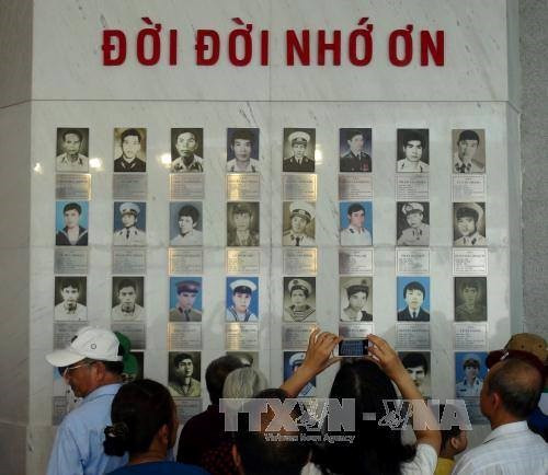 Chân dung các chiến sỹ Gạc Ma trong Nhà trưng hiện vật của Khu tưởng niệm chiến sỹ Gạc Ma tại Khánh Hòa. Ảnh: Nguyên Lý/TTXVN.