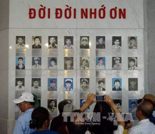 Chân dung các chiến sỹ Gạc Ma trong Nhà trưng hiện vật của Khu tưởng niệm chiến sỹ Gạc Ma tại Khánh Hòa. Ảnh: Nguyên Lý/TTXVN.