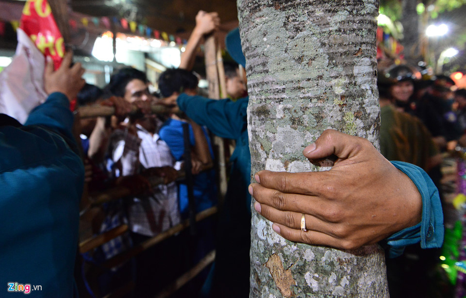 Bên ngoài nhiều người hò hét, tìm cách xô đẩy hàng rào khiến lực lượng chức năng gặp nhiều khó khăn để đảm bảo thời điểm đúng 24h.