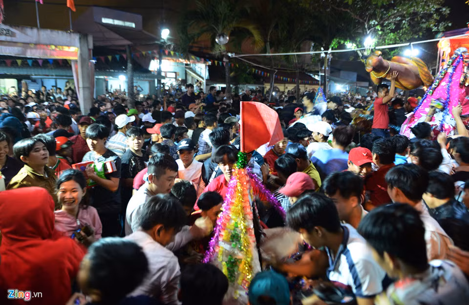 Trong vòng vài giây, khuôn viên sân đình chật kín người tranh các đồ cúng, những mâm cúng bánh, trái nhanh chóng biến mất.