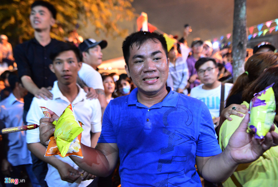 Anh Nhân, ngụ thị trấn Tầm Vu toát mồ hôi sau một hồi chen lấn mới lấy được một số bánh và một cây hương cháy dở. Tương truyền, người nào được một chút đồ làm lễ cũng có lộc, mang lại sự may mắn, phát tài.