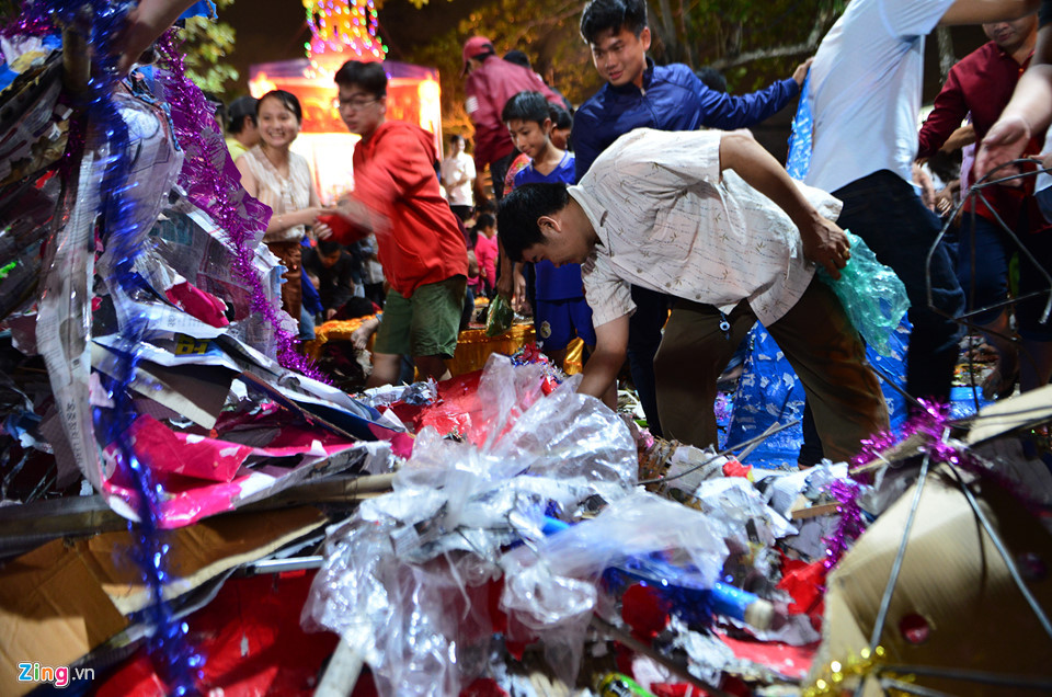 Sau khoảng 20 phút, việc tranh giành đồ cúng kết thúc, những người không vào tham gia từ tốn lật từng kệ mâm bánh, trái đã tan nát để nhặt nhạnh từng món đồ cúng còn sót lại.