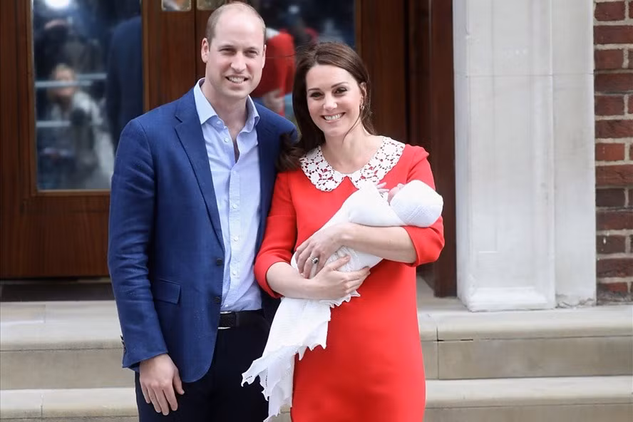 Hoàng tử bé mới sinh hôm 23/4/2018 (giờ địa phương) là con thứ ba của Hoàng tử William và Công nương Kate, là người thứ năm trong danh sách kế thừa ngai vàng sau ông nội - Thái tử Charles, cha - Hoàng tử William, anh trai - tiểu Hoàng tử George (4 tuổi) và chị gái - tiểu Công chúa Charlotte (2 tuổi).