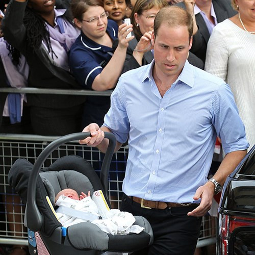  Hoàng tử William trên đường đưa con trai về nhà.