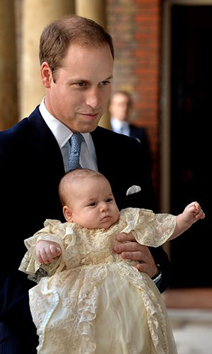 Hoàng tử bé George trong Lễ rửa tội của mình tại nhà thờ.