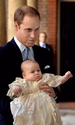 Hoàng tử bé George trong Lễ rửa tội của mình tại nhà thờ.